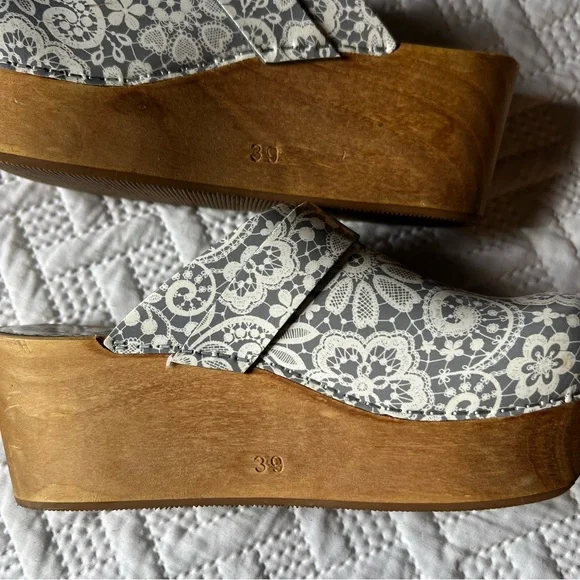 Sanita Gray Floral Clogs with Wooden Platform - Picture 5 of 8